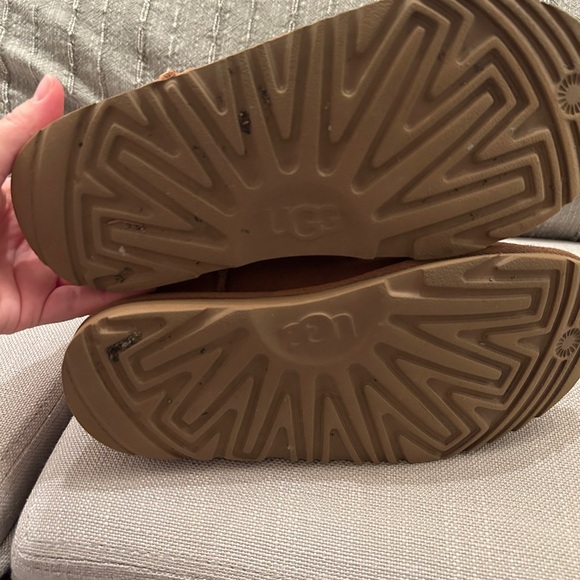 Short UGGS - Picture 4 of 4